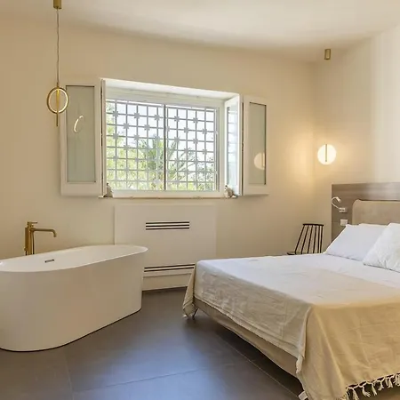 Escape Galeone &infinity Pool 16x4m * Ostuni